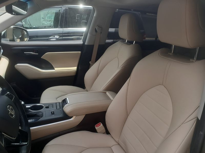 Thumbnail 5 of 2020 Toyota Highlander